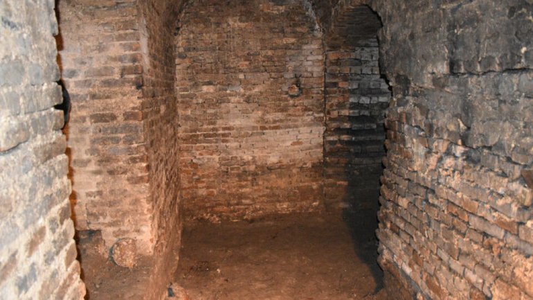 У Луцьку за 400 тисяч реставрують монастир єзуїтів та оборонну башту з муром - фото 1