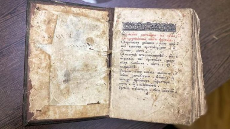 Предстоятель УПЦ МП передал музею старопечатную книгу, изданную в Почаевской лавре - фото 1