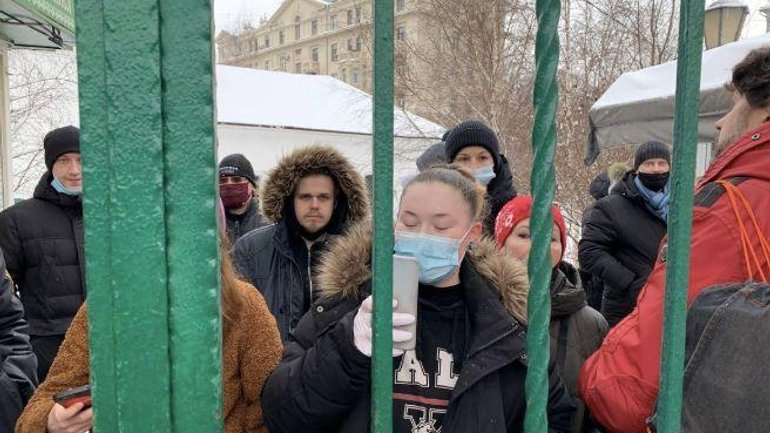 У Москві протестувальники сховалися від силовиків у храмі РПЦ - фото 1
