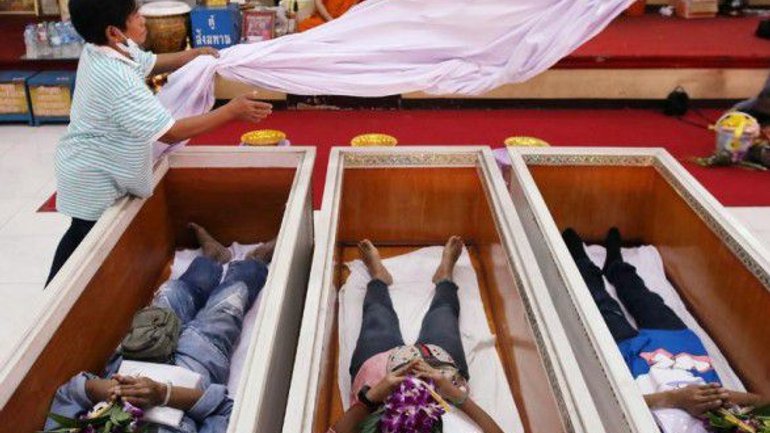 У Таїланді набирає популярність дивний ритуал - "Антистресові похорони" - фото 1