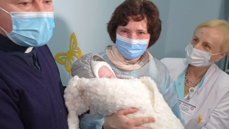 Передчасно народжену з коронавірусом донечку священика УКУ виписали з лікарні - фото 1