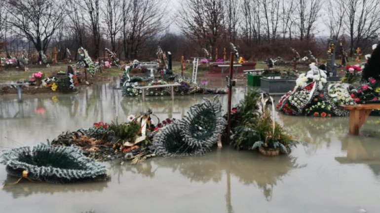 У Мукачеві затопило цвинтар - фото 1