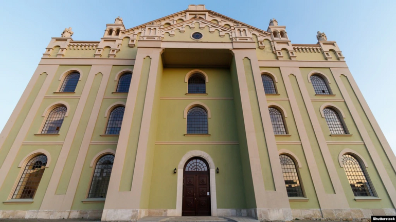 Довгі роки на пам’яті городян синагога Дрогобича стояла у вигляді грізної червоноцегляної руїни. Відреставрована вона була тільки близько 3 років тому - фото 1