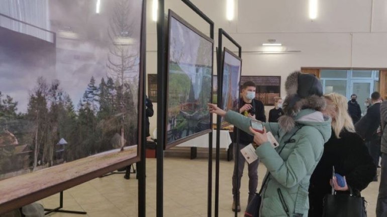 В Ужгороді відкрилась фотовиставка дерев’яних церков туристичного регіону Карпат - фото 1