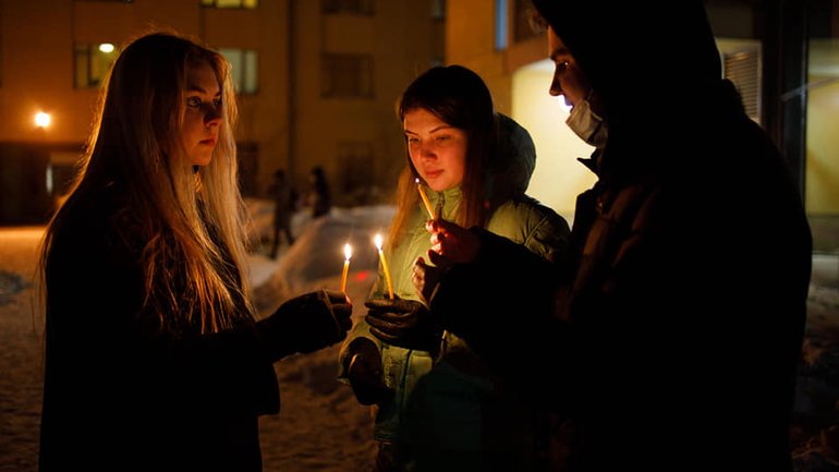 107 свічок запалили студенти УКУ у пам’ять про Героїв Небесної Сотні - фото 1