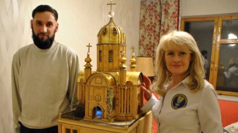 Харків’янин 22 роки робив макет храму із сірників, бісеру та золота - фото 1