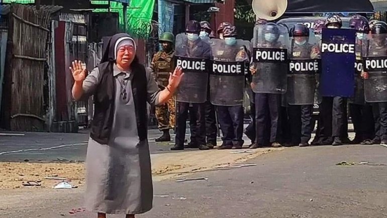 У М'яньмі католицька монахиня врятувала від розстрілу сотні демонстрантів - фото 1
