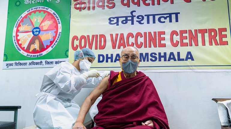 Далай-лама прищепився від коронавірусу вакциною Covishield - фото 1