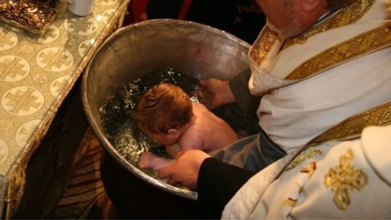 Десятки тисяч підписали петицію із закликом змінити обряд хрещення в Православній Церкві Румунії - фото 1