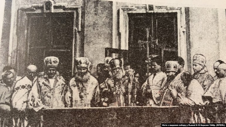 Учасники песвдособору 1946 року на балконі митрополичих палат - фото 1