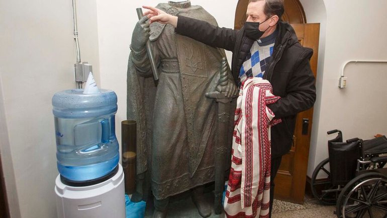 Українська церква у Вінніпезі відновить статую святого Володимира, яку обезголовили вандали - фото 1