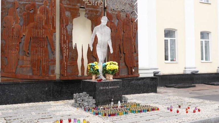 У Житомирі невідомий розбив пам'ятник Героям Небесної Сотні - фото 1