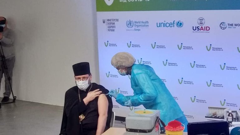Релігійні діячі України сьогодні вакцинувались від коронавірусу - фото 1