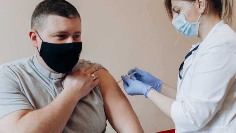 В Івано-Франківську священнослужителів УГКЦ вакцинували залишковими дозами - фото 1