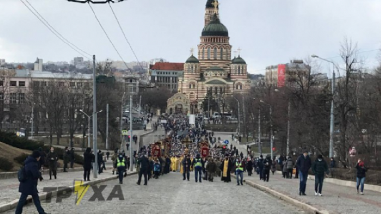 У розпал пандемії УПЦ МП вивела своїх прихильників на вулиці Харкова - фото 1