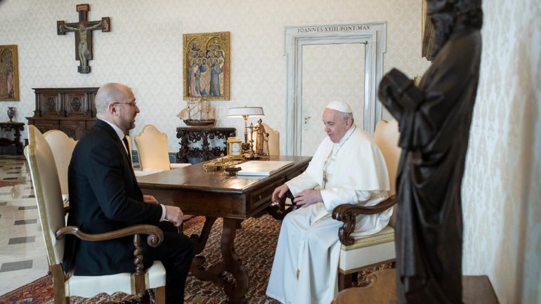 Шмыгаль от имени Зеленского пригласил Папу Римского в Украину - фото 1