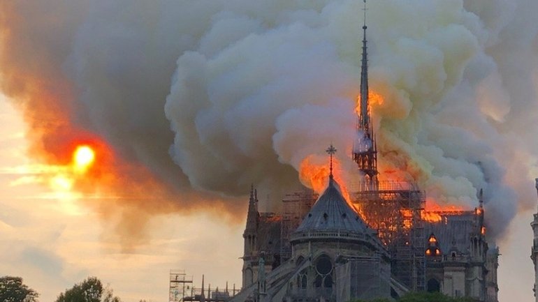 Про пожежу в соборі Паризької Богоматері знімуть фільм - фото 1