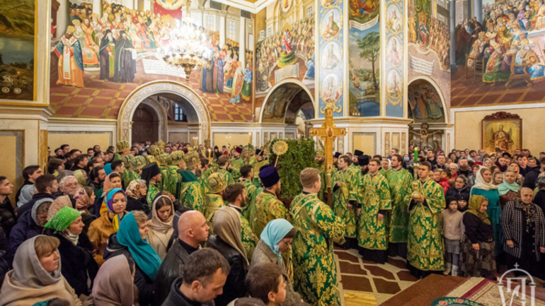 Сотні людей без масок в Успенському соборі Києво-Печерської лаври молились за припинення пандемії - фото 1