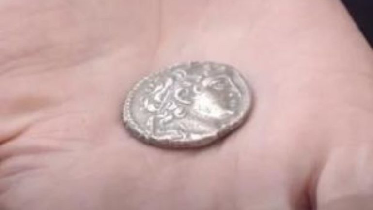 Монету біблійних часів з зображенням стародавнього божества виявили в Єрусалимі - фото 1