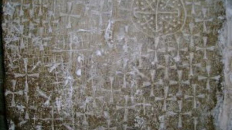 Вчені змінили думку щодо походження хрестів на стінах Храму Гробу Господнього - фото 1