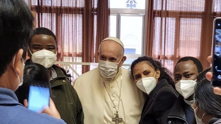 Папа поблагословив бідних, які прибули до Ватикану на щеплення - фото 1