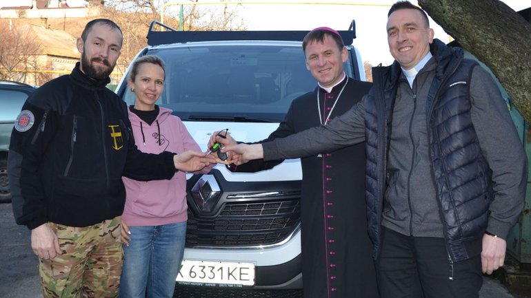 Папа для України: Християнська служба порятунку отримала автомобіль - фото 1