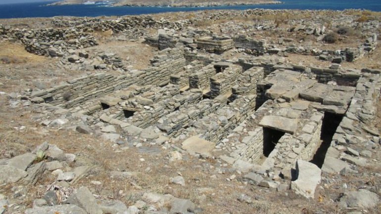 Некрополь і руїни храму з залишками вівтаря  знайдено на острові Рінея - фото 1