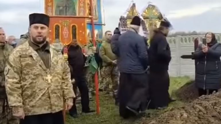 "Who blessed the aggressor?" Priests of the UOC MP, after uncomfortable questions, left the funeral of a soldier who died in Donbas - фото 1