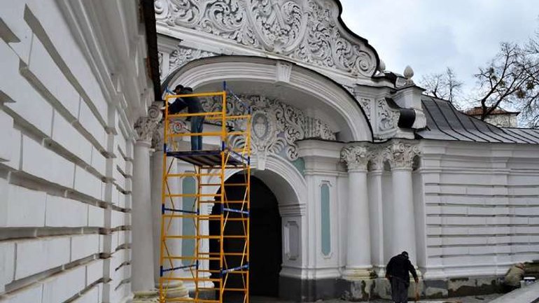 Реставратори до Великодня оновлять браму Софійського собору - фото 1