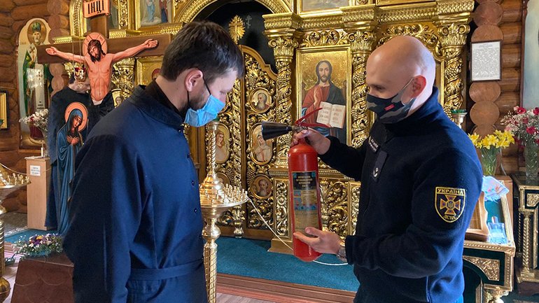 Полтавські рятувальники перед Великоднем навчають священиків пожежній безпеці - фото 1