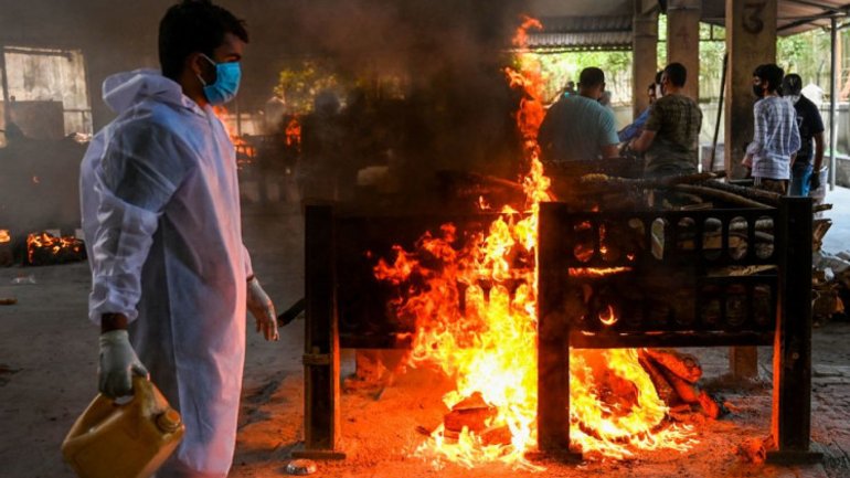 В Індії не вистачає дров, щоби спалити померлих від ковіду після релігійних свят - фото 1