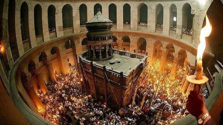 Сьогодні в єрусалимському храмі Гробу Господнього відбувається обряд сходження Благодатного вогню (відеотрансляція) - фото 1