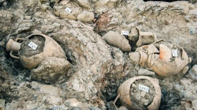 Археологи у Греції знайшли масове поховання немовлят в посудинах, якому понад 2 тисячі років - фото 1