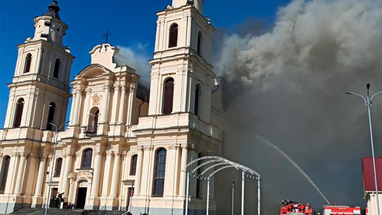 У Білорусі сталася масштабна пожежа в костелі в Будславі - фото 1