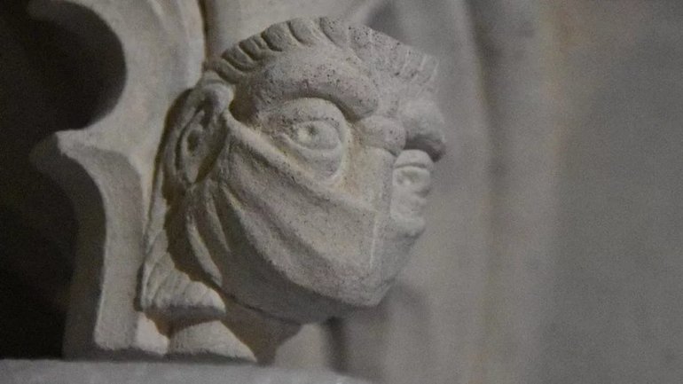 У середньовічному соборі висікли кам'яне обличчя в захисній масці на згадку про COVID-19 - фото 1