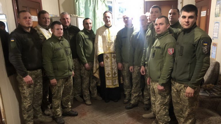 Капелани Тернопільсько-Зборівської архиєпархії УГКЦ проводять духовну місію у зоні бойових дій - фото 1