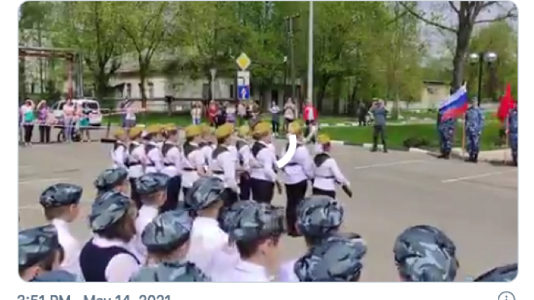 «Ми - росіяни! З нами - Бог!», - у підмосковній школі влаштували парад учнів молодших класів - фото 1