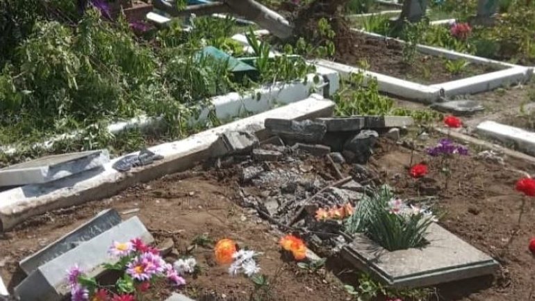 Tank on graves: militants smashed to smithereens Cemetery in occupied Luhansk region - фото 1