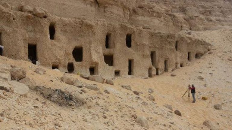 300 стародавніх гробниць, висічених в скелі, знайдено у Єгипті - фото 1