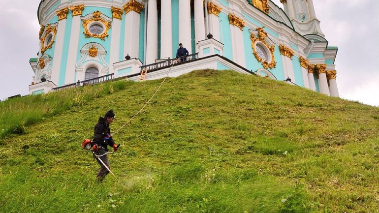 Біля Андріївської церкви екстремали косять траву: потрібні альпіністські навики - фото 1