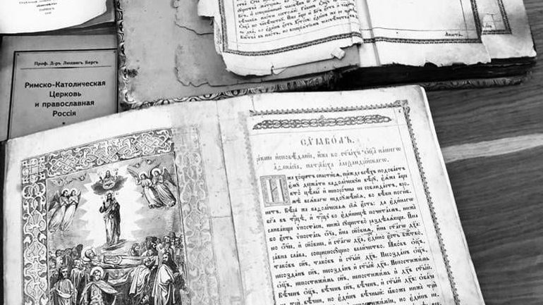 Митники попередили спробу вивезти з України унікальні церковні книги - фото 1