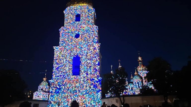 На Софійському соборі Києва влаштували масштабне лазерне шоу - фото 1
