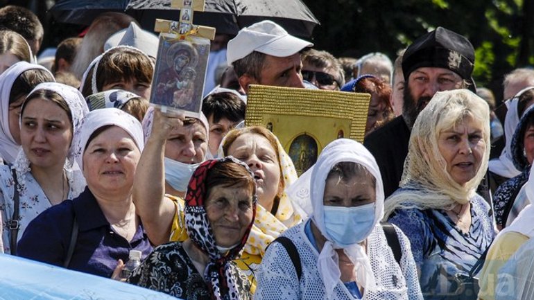 Митинг под Радой устроили «бабули и дети в желтых кепочках ОПЗЖ», – Зеленский - фото 1