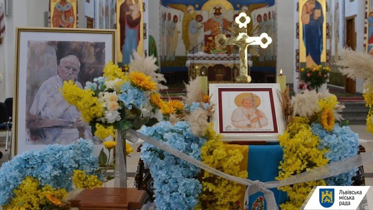 У Львові виставили для вшанування мощі святого Івана Павла ІІ - фото 1