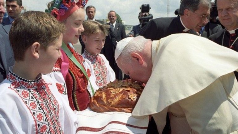"Я паломник миру й братерства", - слова Івана Павла II в аеропорту Борисполя рівно 20 років тому - фото 1