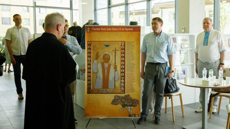 В  УКУ діє  виставка до 20-ї річниці приїзду Папи в Україну - фото 1