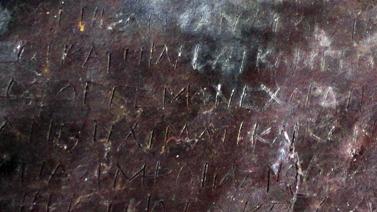 В Афінах археологи виявили 30 свинцевих табличок з прокльонами, яким більше 2500 років - фото 1
