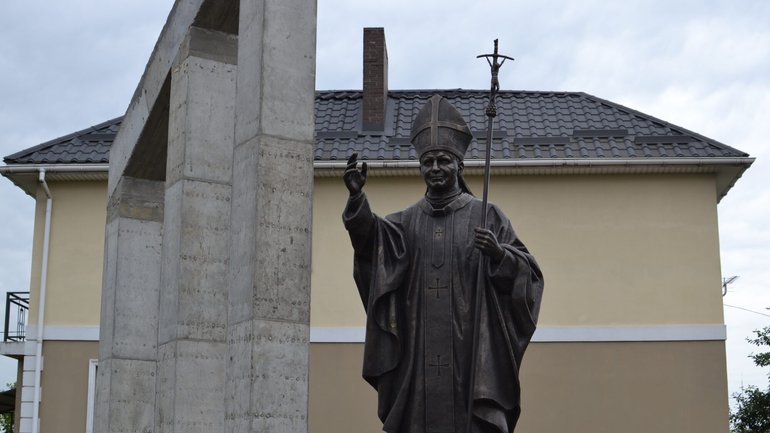 Сьогодні у Львові освятили пам’ятник на честь Святого Папи Івана Павла ІІ - фото 1