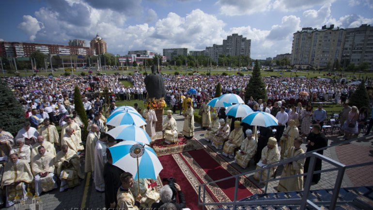 Тисячі львів’ян сьогодні разом з Главою та духовенством УГКЦ молились і згадували Святого Івана Павла ІІ - фото 1