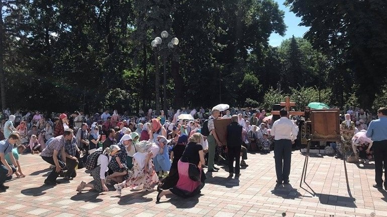 Біля Верховної Ради прихильники Моспатріархату протестували проти електронних паспортів - фото 1